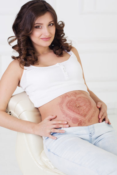 肚子上有指甲花纹身的怀孕女孩图片下载