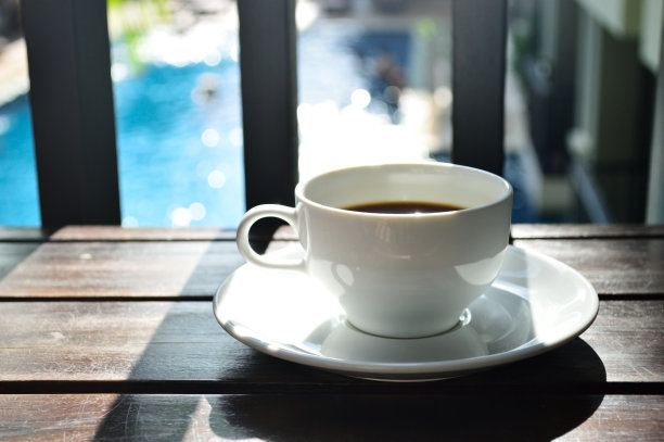 下午在泳池边喝咖啡放松图片下载