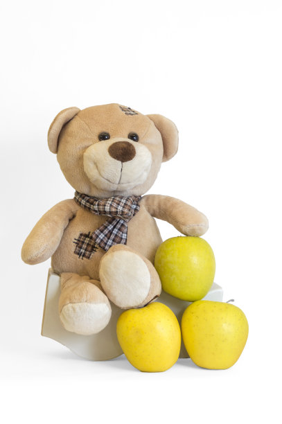 泰迪熊和三个苹果坐在一起图片下载