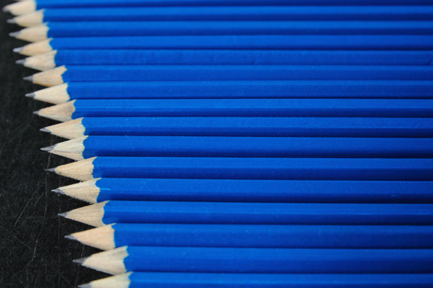 黑板上的铅笔图片下载