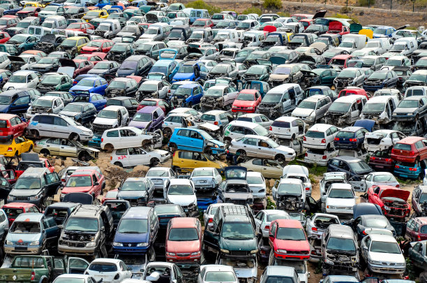 垃圾场里的旧汽车图片下载