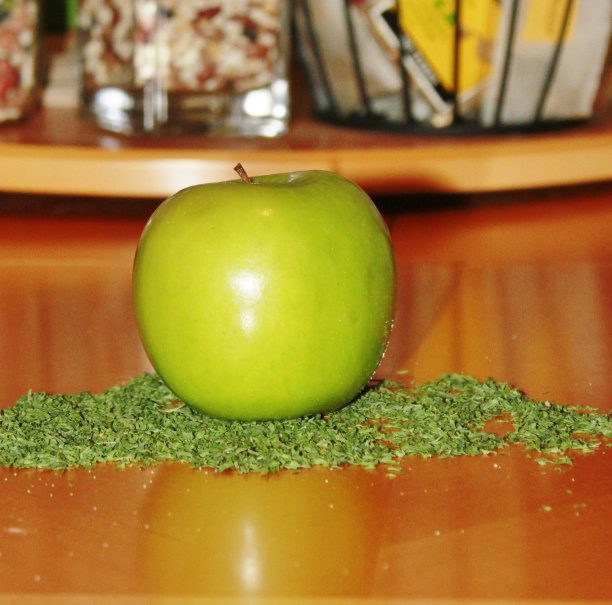 桌上的青苹果图片下载