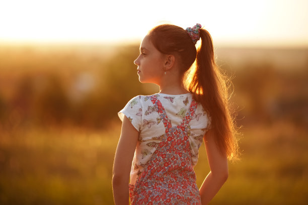 小女孩望着远方图片下载