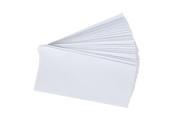在白色背景上堆放白色信封图片下载