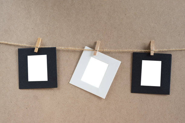 卡片用木夹挂在绳子上。图片下载