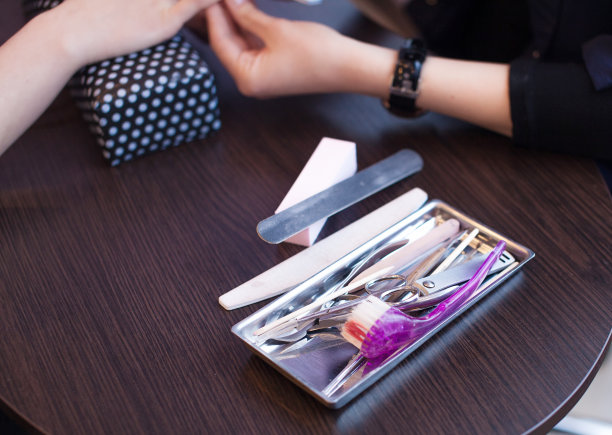 女士在美容院做美甲图片下载