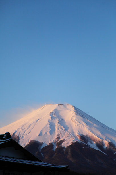 富士山上的雪和日出的灯光。图片下载