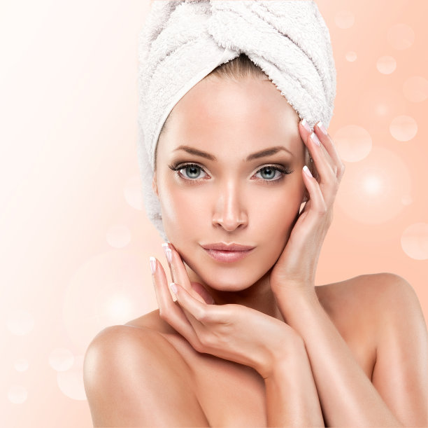 沐浴后的美丽年轻女子。图片下载