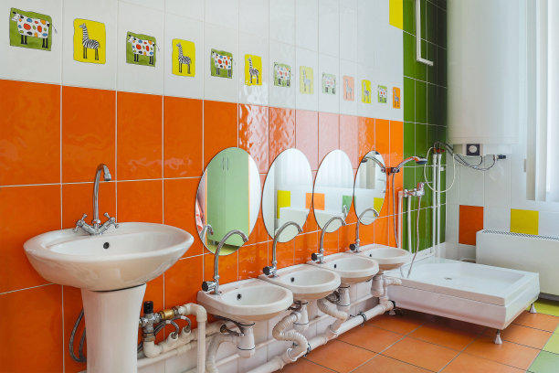 脸盆在幼儿园。图片下载