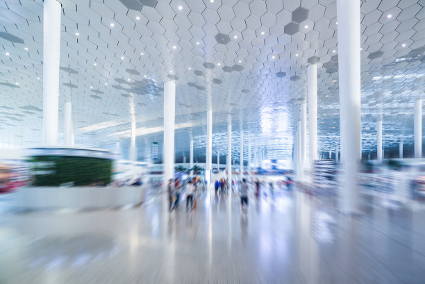 人们在繁忙的机场散步图片下载