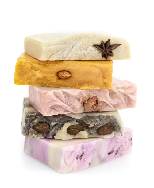 一块块手工肥皂隔离在白色上图片下载