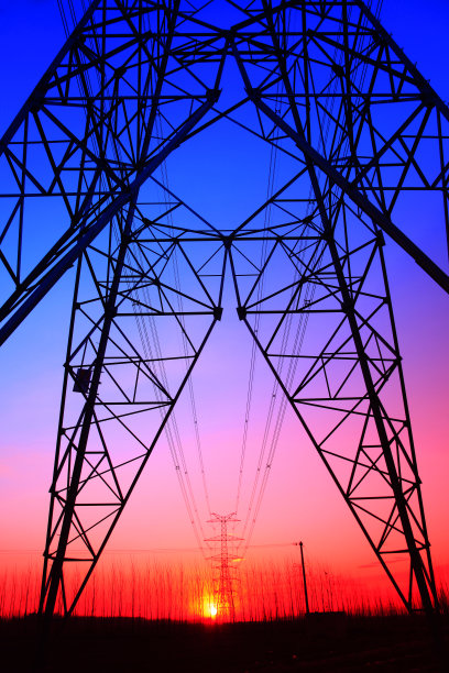 夜间输电塔的剪影图片下载