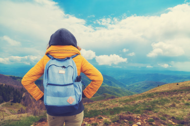女孩享受大自然。图片下载