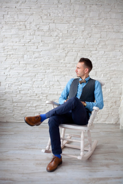 有型有魅力的男人坐在椅子上图片下载