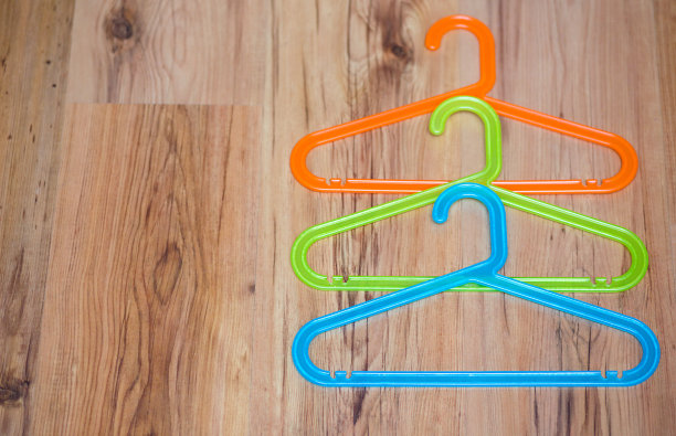 木制背景上的衣架图片下载