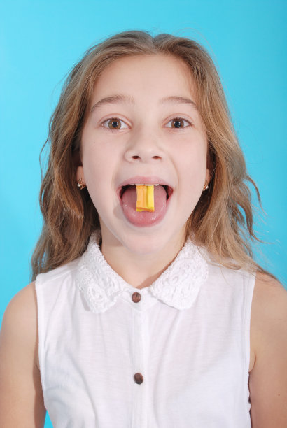 美丽的女孩一边嚼口香糖图片下载