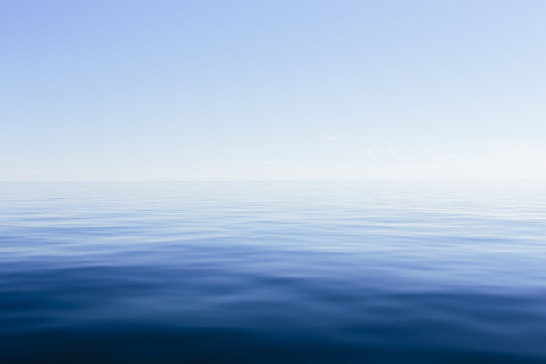 平静的水面上图片下载