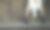 女孩穿着靴子在肮脏的长凳上乡村风格图片下载