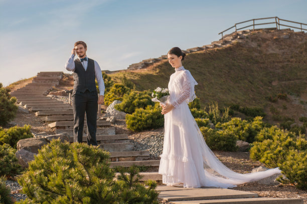 浪漫的新婚夫妇站在楼梯上图片下载