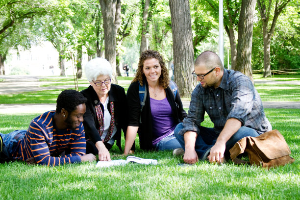 学生与导师讨论课程图片下载