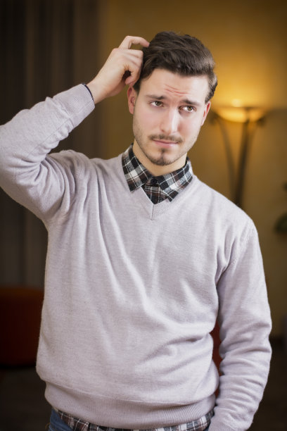 困惑或怀疑的年轻人搔着头图片下载