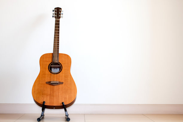 带吉他架的原声吉他图片下载