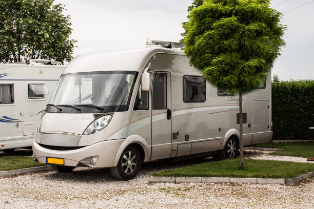 房车(露营车)在露营、家庭度假旅游、假期旅行中图片下载