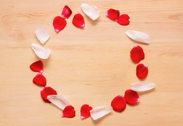 在花和叶的木制背景上的框架图片下载