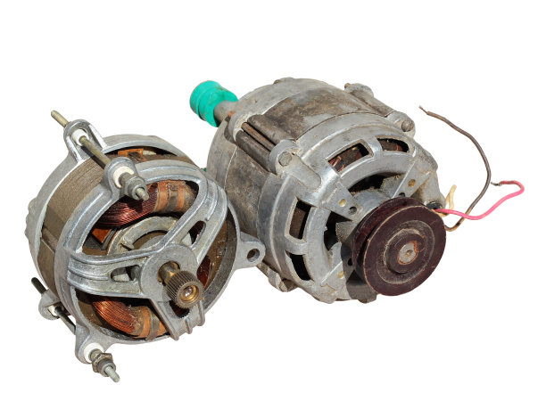 两台旧的电动机孤立在白色背景上图片下载