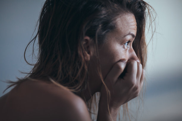 独自一人沮丧的女人素材图片