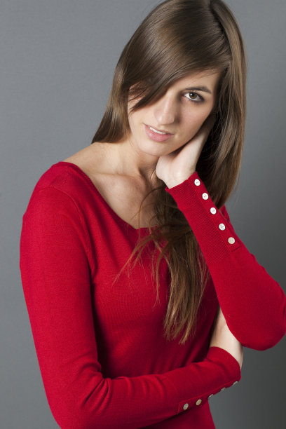 年轻女子害羞地把脸藏在头发后面图片下载