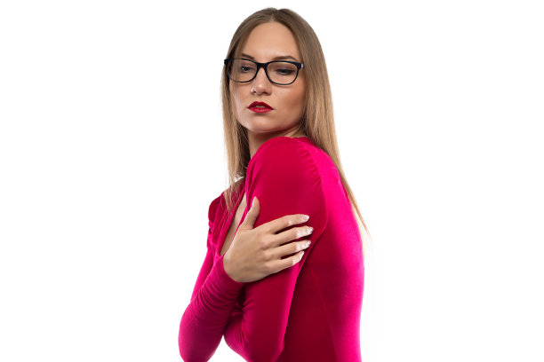 抱着女人的照片，低头看图片下载