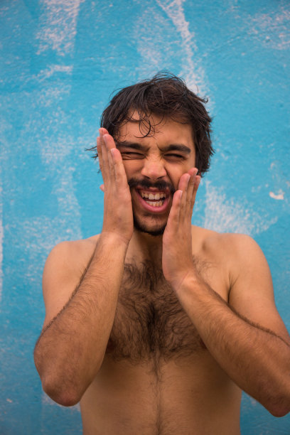 一个赤裸上身的蓄着胡须的年轻男子的肖像图片下载