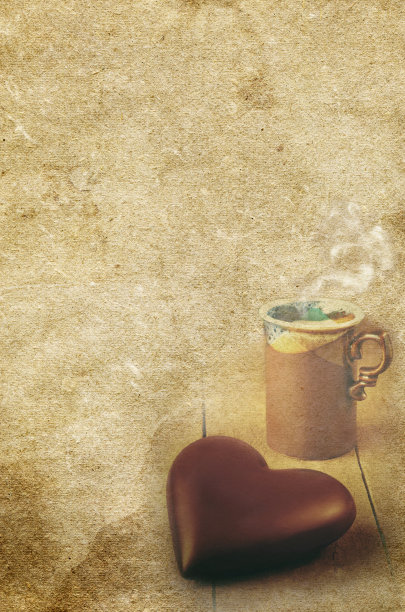 巧克力心和杯子在旧的复古纹理纸背面图片下载