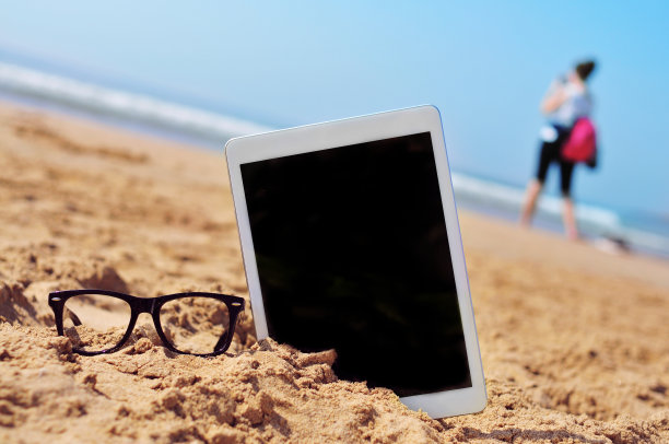 眼镜和屏幕上有黑色空白的平板电脑图片下载
