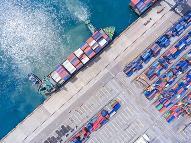集装箱船在进出口和商业物流。通过起重机,图片下载