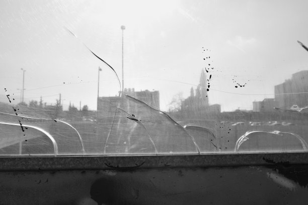 城市建筑玻璃破裂图片下载