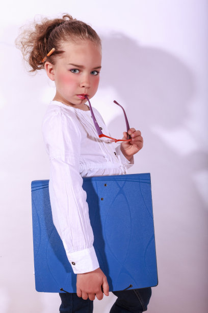 这个小女孩手里拿着一个文件夹图片下载