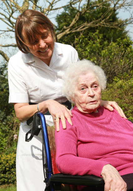 护工护士为一位老年妇女提供陪伴。图片下载