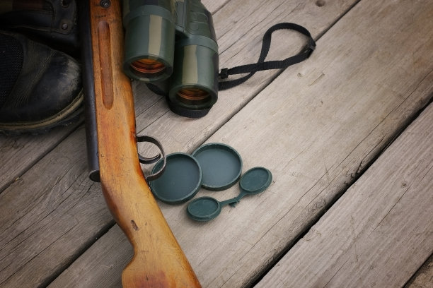 双筒望远镜猎人猎枪皮图片下载