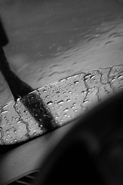 黑色和白色的雨天交通背景图片下载