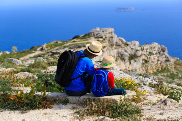 父亲和儿子在山里旅行图片下载