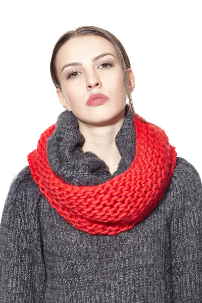 迷人的时尚模特与红色的围巾和套衫图片下载