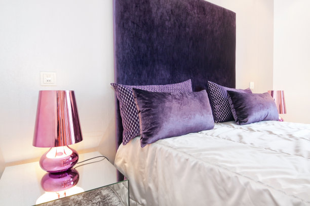 射灯在卧室的床边。图片下载