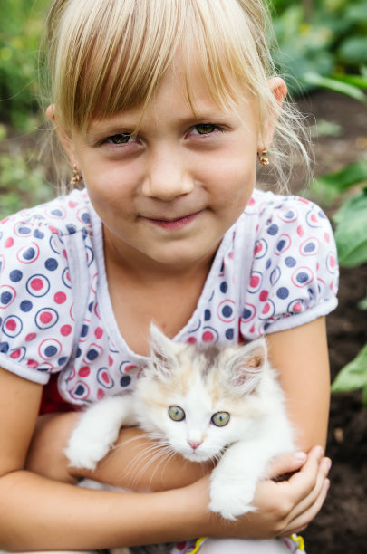 乡村女孩和小猫的肖像图片下载