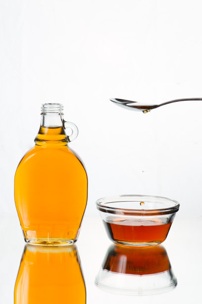 枫糖浆从勺子里滴下来图片下载