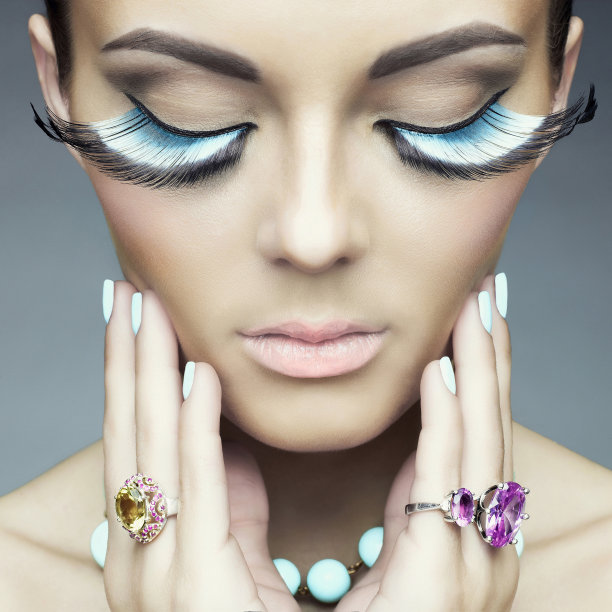 有彩色睫毛的女人图片下载