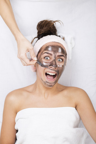 一个女人一边尖叫一边拿掉脸上的面具图片下载