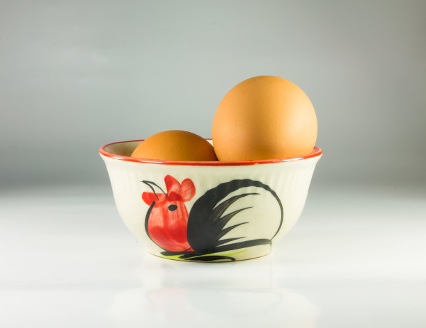 棕色的鸡蛋在碗里图片下载