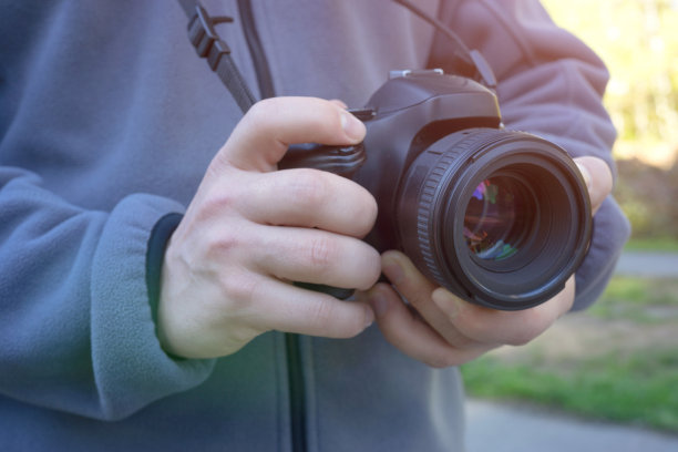 手里拿着相机图片下载